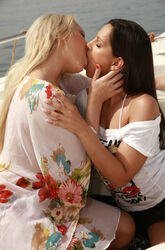 girls who kiss girls. Photo #2