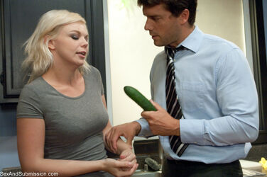 girl fucking a cucumber. Photo #3