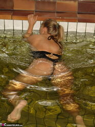 girls go skinny dipping. Photo #6